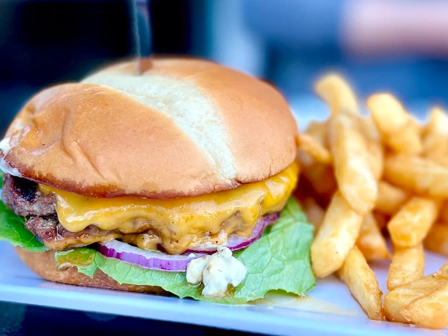 Cairde Cheeseburger at Cairde Public House